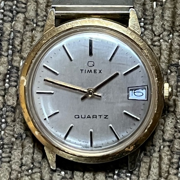 Vintage Timex Quartz Watch with Date Display - Picture 6 of 8